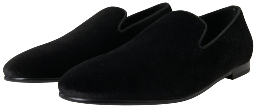 Chaussures formelles en velours noir Dolce & Gabbana, loafers élégants pour homme, vue de côté avec détails de finition.