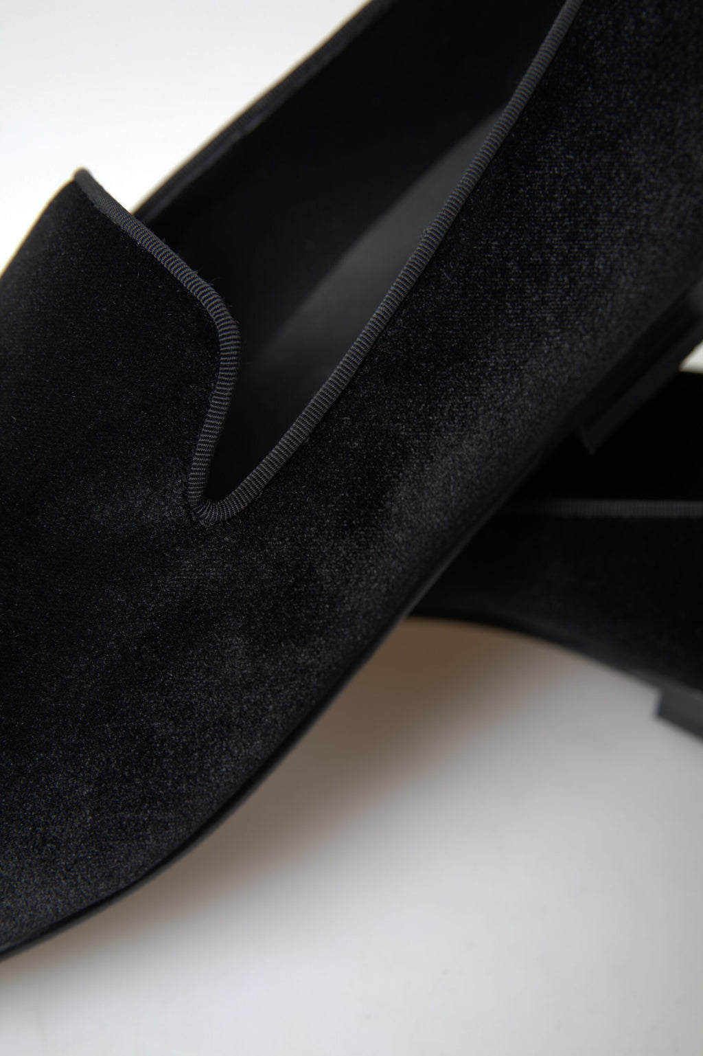 Chaussures formelles Dolce & Gabbana en velours noir, loafers élégants pour homme, vue de face.