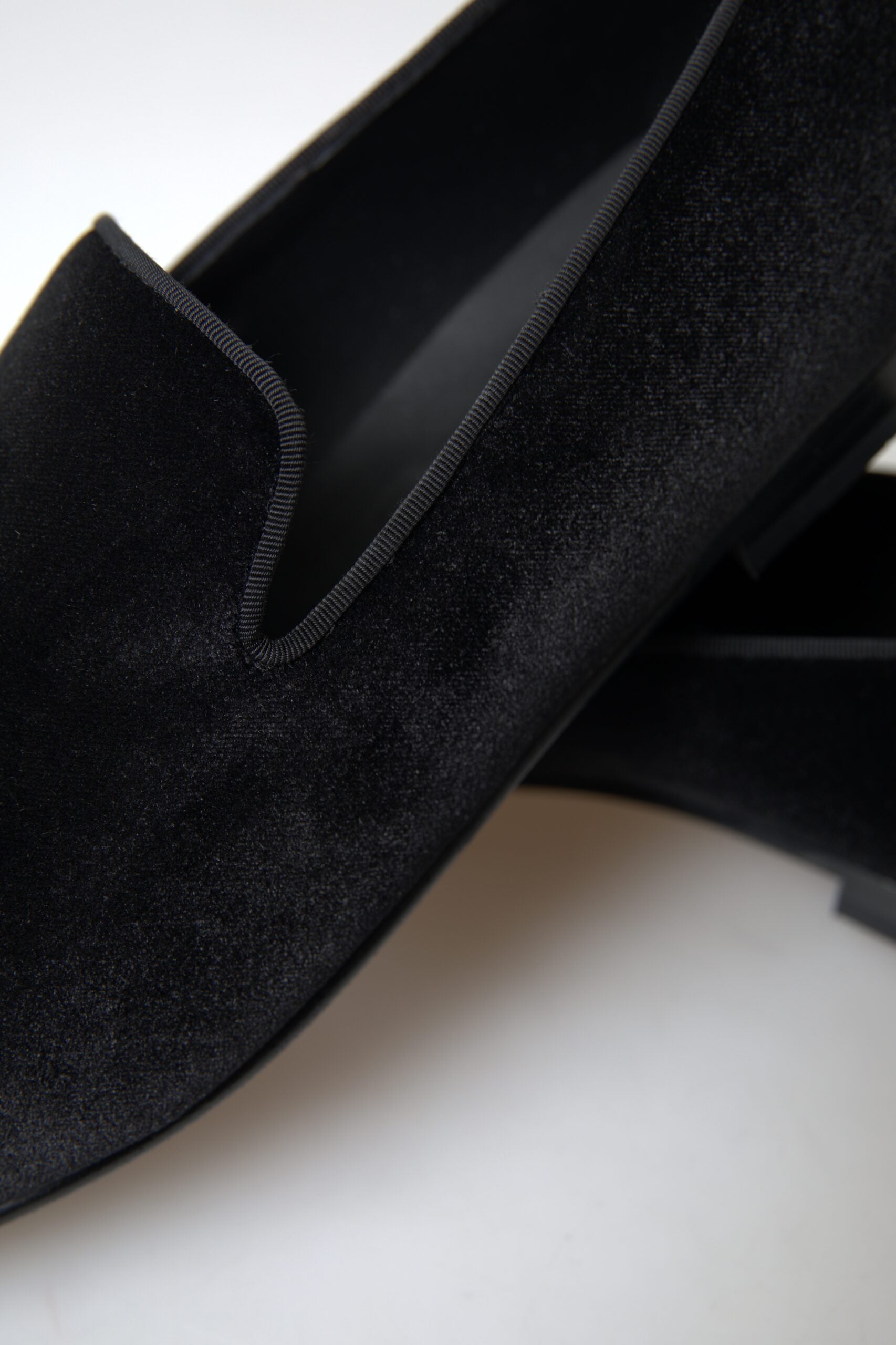 Chaussures formelles Dolce & Gabbana en velours noir, loafers élégants pour homme, vue de face.