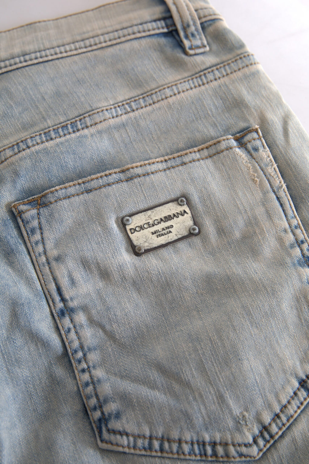 Jeans skinny en coton bleu délavé Dolce & Gabbana à taille moyenne, coupe ajustée et style moderne.