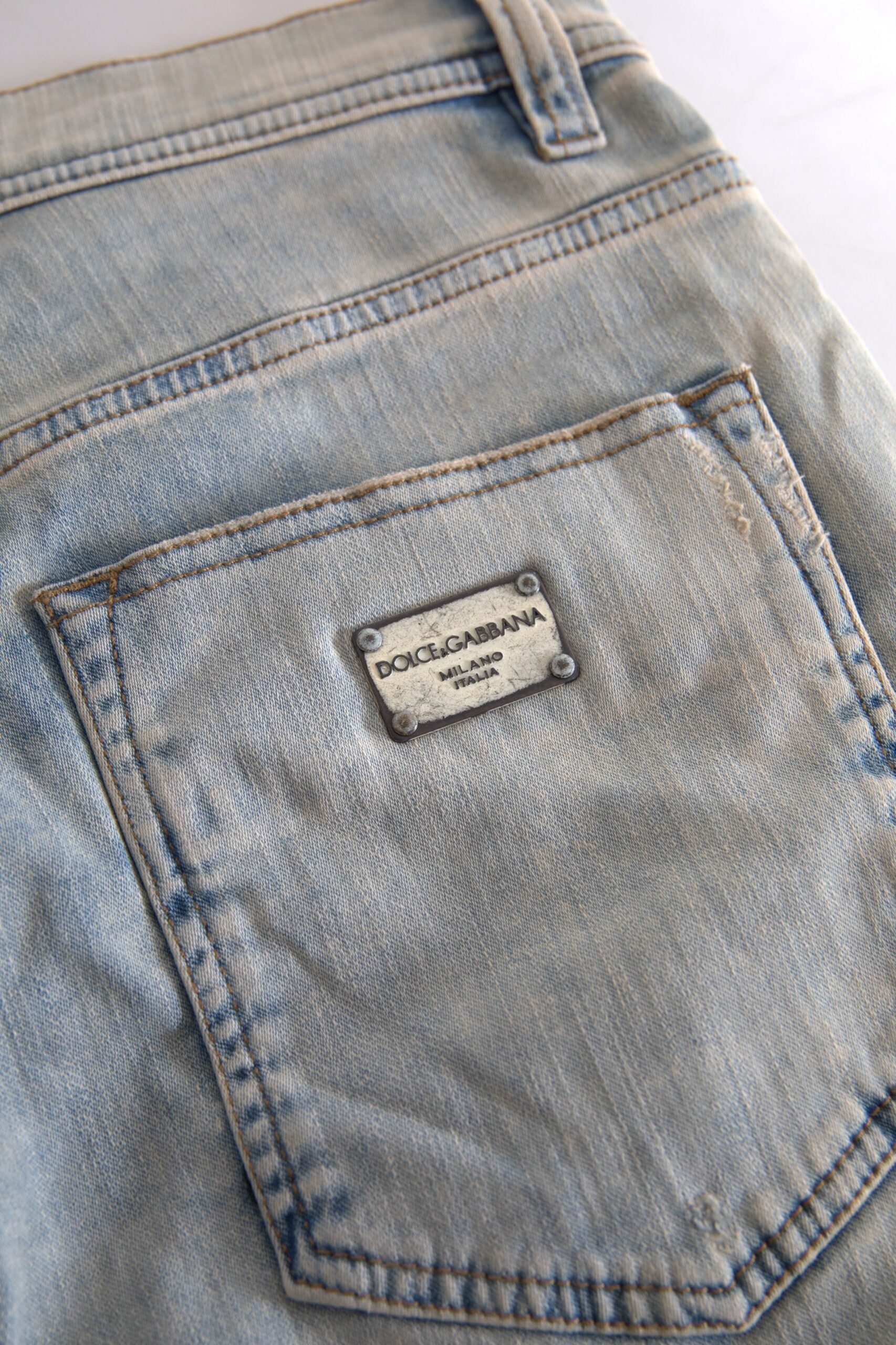 Jeans skinny en coton bleu délavé Dolce & Gabbana à taille moyenne, coupe ajustée et style moderne.