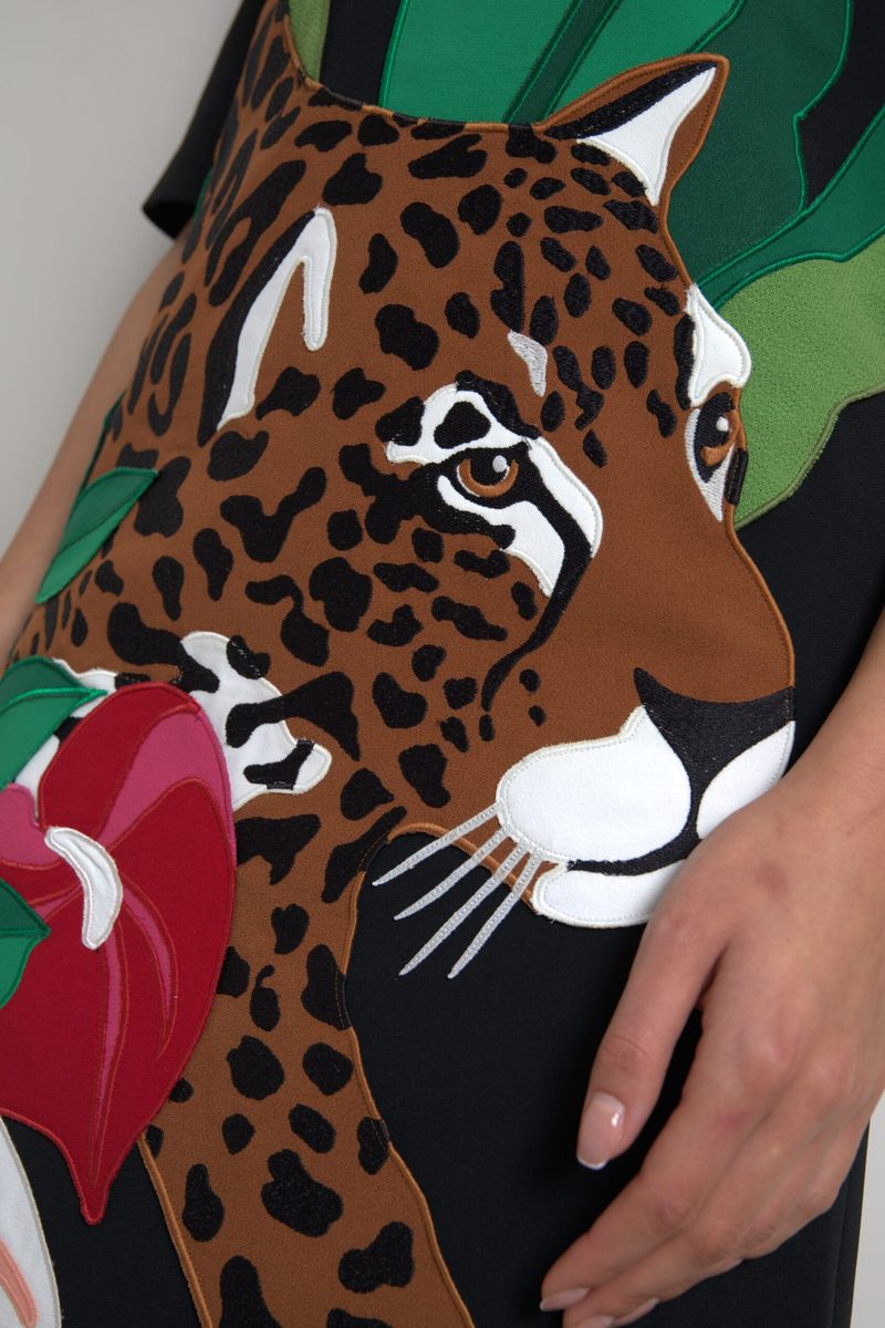 Robe noire Dolce & Gabbana à motif tigre jungle, coupe ajustée et stretch, élégante et sophistiquée.