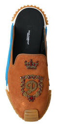 Sandales Dolce & Gabbana NS1 en daim marron avec logo couronne, visibles en gros plan sur la photo.