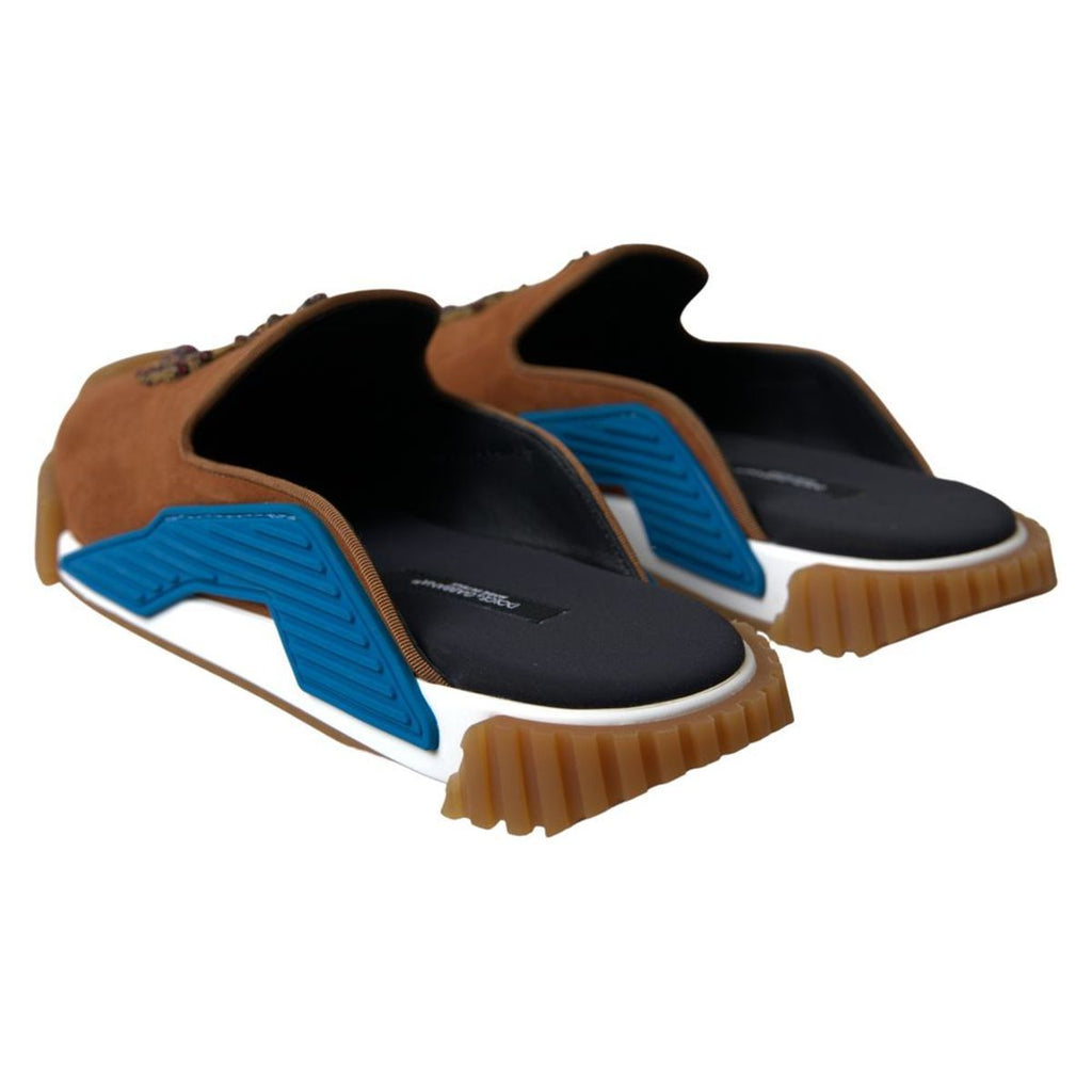 Sandales Dolce & Gabbana NS1 en daim marron avec logo couronne, design élégant et confortable pour l'été.