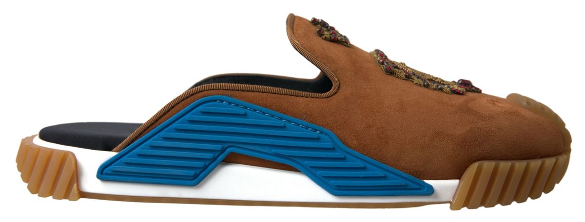 Sandales Dolce & Gabbana NS1 en daim marron avec logo couronne, semelles plates et design élégant.