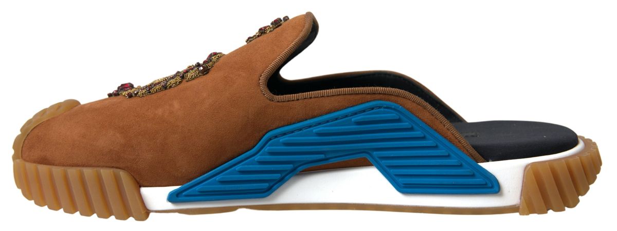 Sandales Dolce & Gabbana NS1 en daim marron avec logo couronne, slides élégantes et confortables pour l'été.