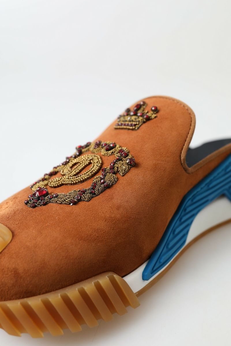 Sandales Dolce & Gabbana NS1 en daim marron avec logo couronne, semelles plates et design élégant pour homme.
