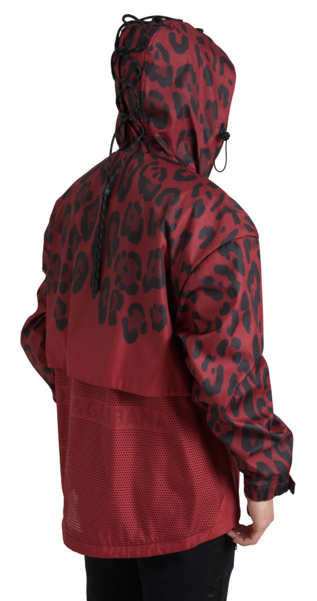 Imperméable à capuche Dolce & Gabbana rouge avec motif léopard, coupe élégante et détails tendance.