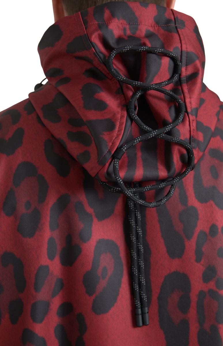Imperméable à capuche Dolce & Gabbana rouge à motif léopard, veste élégante pour la pluie, détails visibles sur l'image.