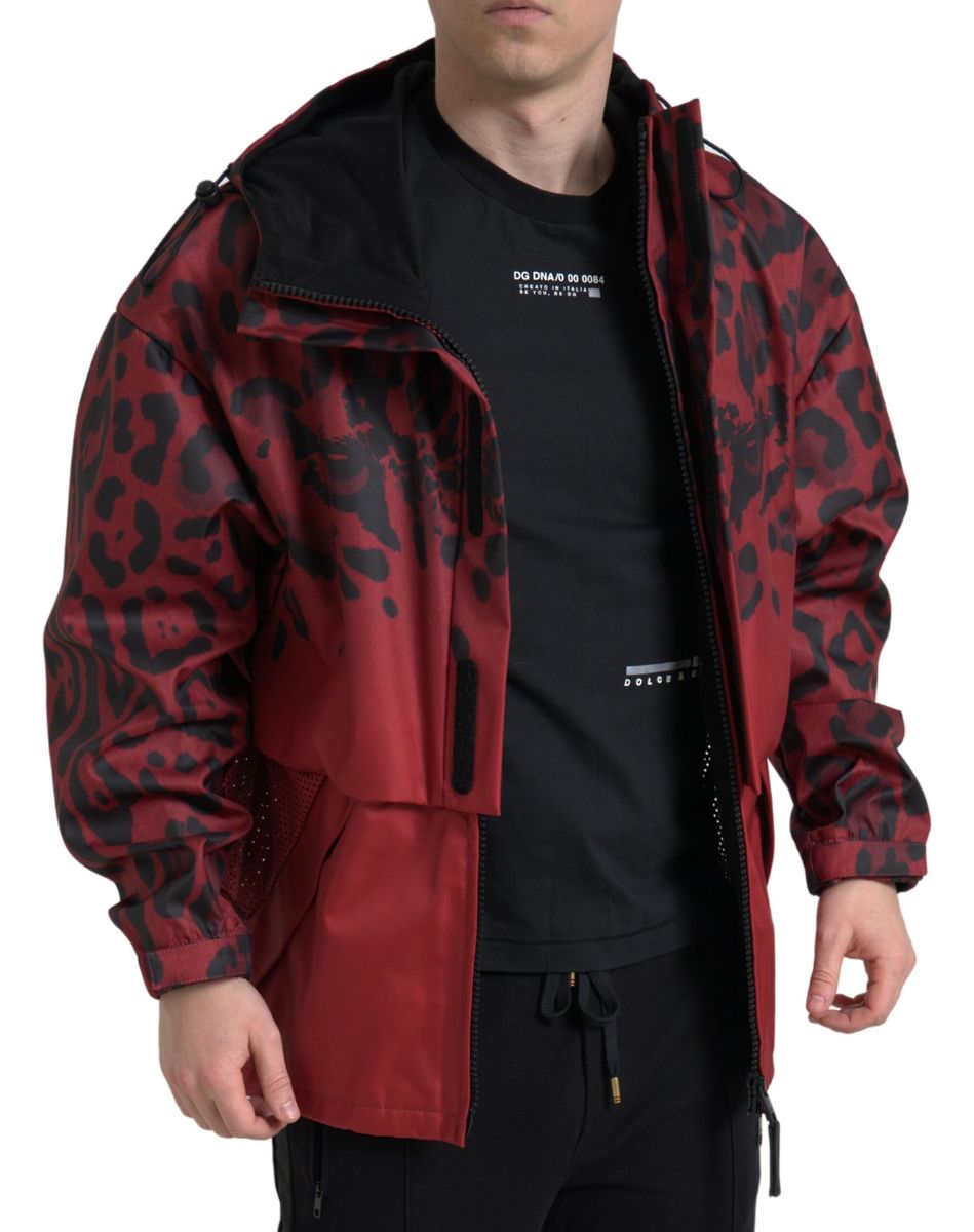 Imperméable à capuche Dolce & Gabbana rouge avec motif léopard, veste élégante en tissu imperméable pour la pluie.