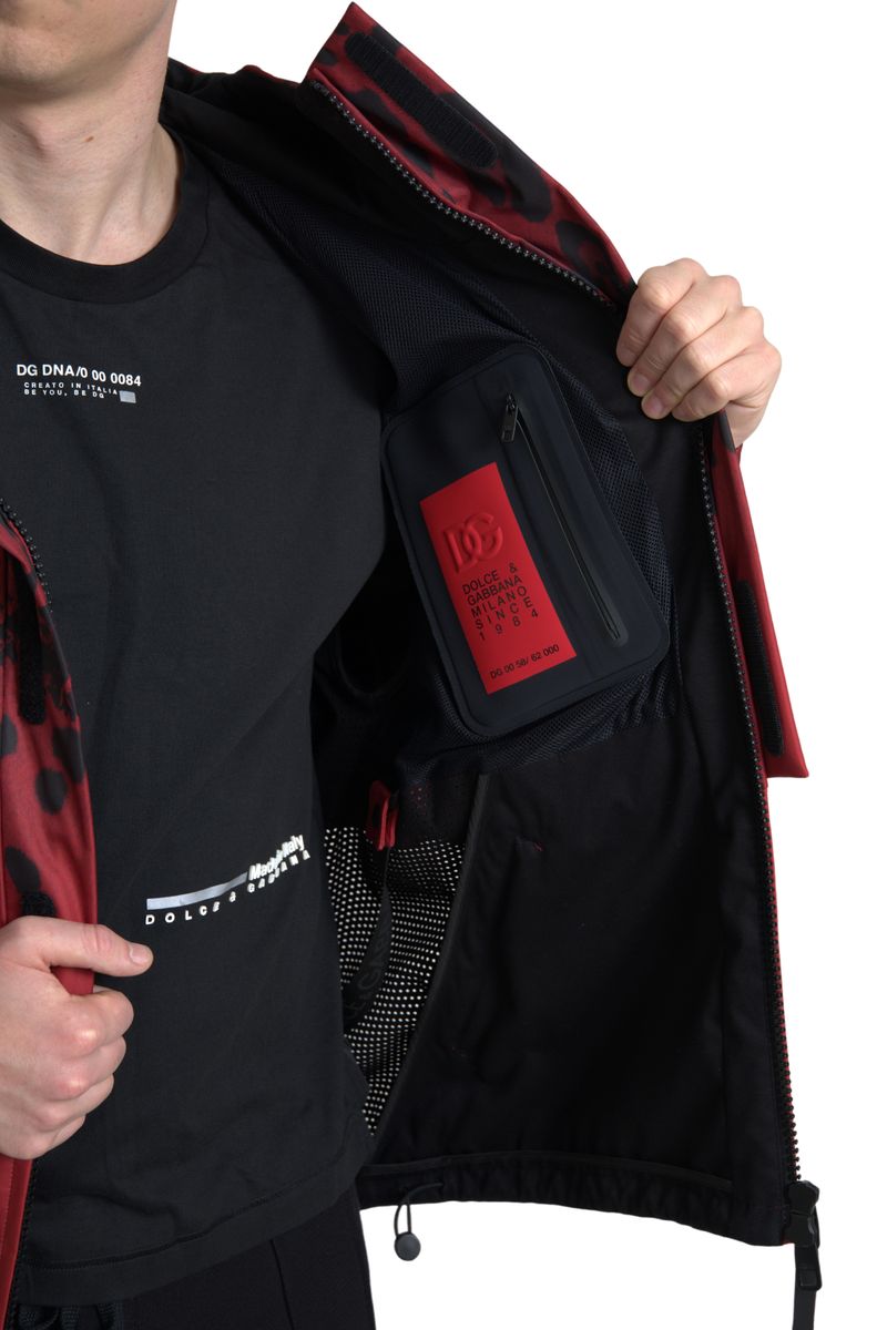 Imperméable à capuche Dolce & Gabbana rouge à motif léopard, veste de pluie tendance et élégante pour femmes.