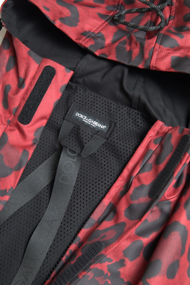 Imperméable à capuche Dolce & Gabbana en tissu rouge à motif léopard, style élégant et moderne.