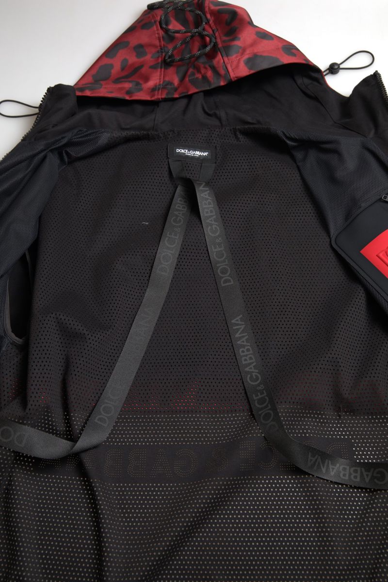 Veste imperméable à capuche Dolce & Gabbana rouge à motif léopard, coupe élégante et tendance pour la pluie.