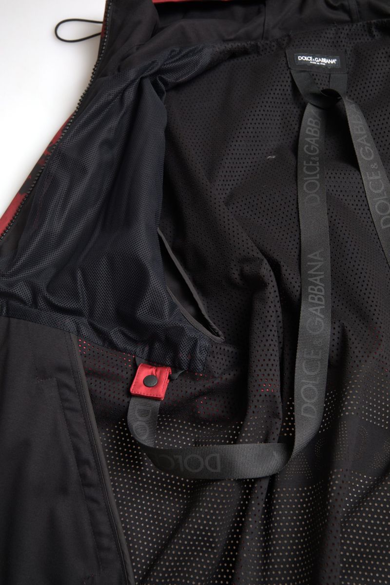 Veste imperméable à capuche Dolce & Gabbana rouge à motif léopard, style tendance et tissu imperméable visible sur l'image.