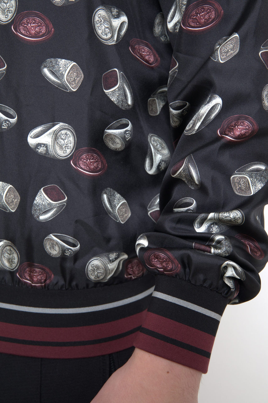 Pull en soie noir Dolce & Gabbana avec motif de bague, col ras du cou, vêtement élégant et confortable.