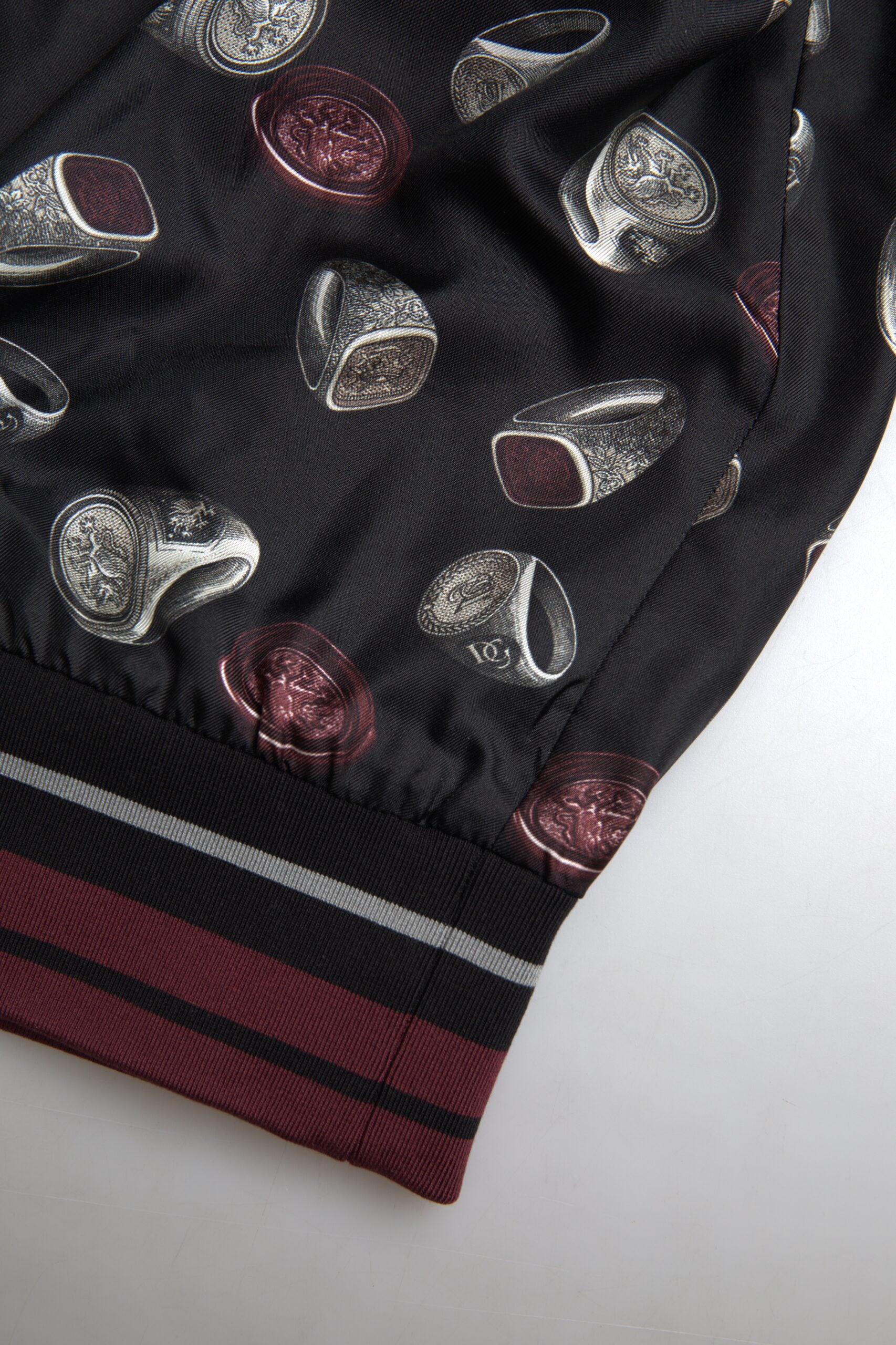 Pull en soie noir Dolce & Gabbana avec motif de bague, col ras du cou, élégant et confortable.