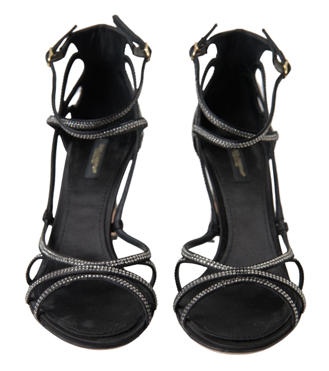 Sandale stilettos en satin Dolce & Gabbana ornée de strass, élégantes chaussures à talons hauts.