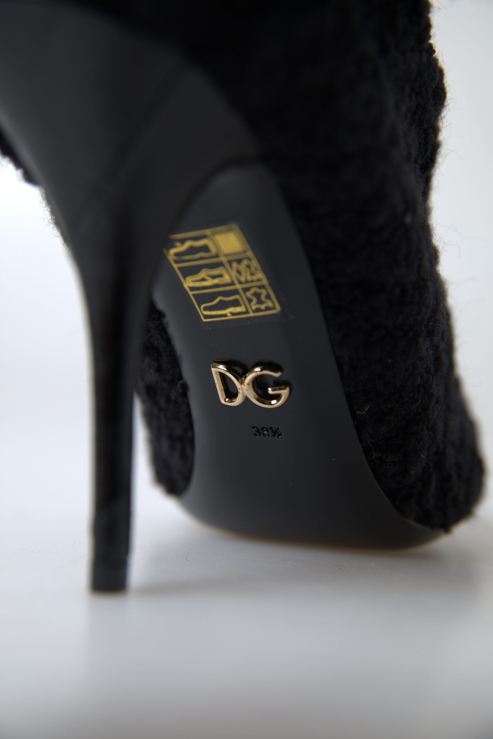 Chaussures Dolce & Gabbana noires à talons stilettos et bottines mi-mollet en cuir, élégantes et sophistiquées.