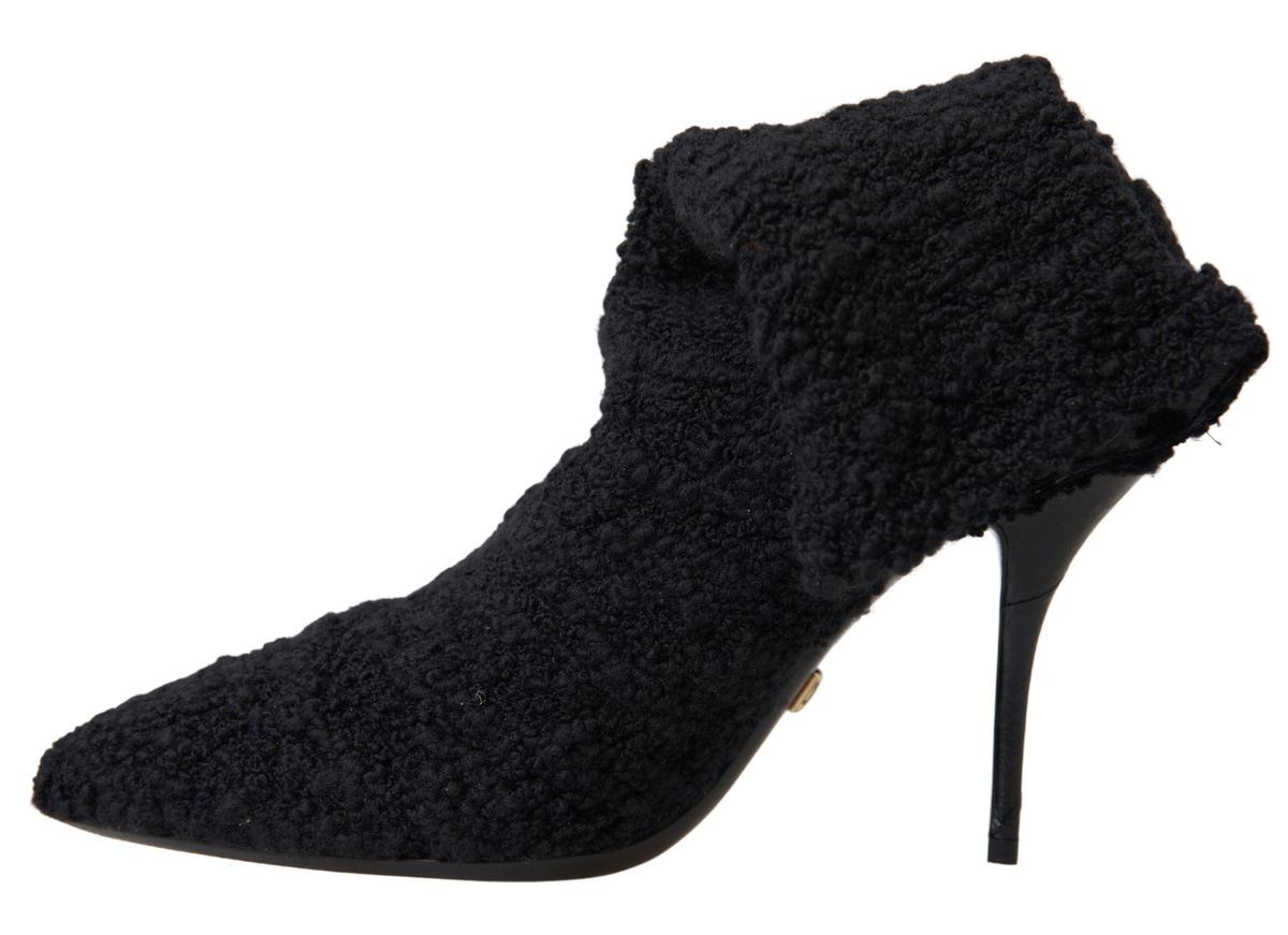 Chaussures Dolce & Gabbana, bottines noires à talons stilettos et hauteur mi-mollet, en cuir élégante.