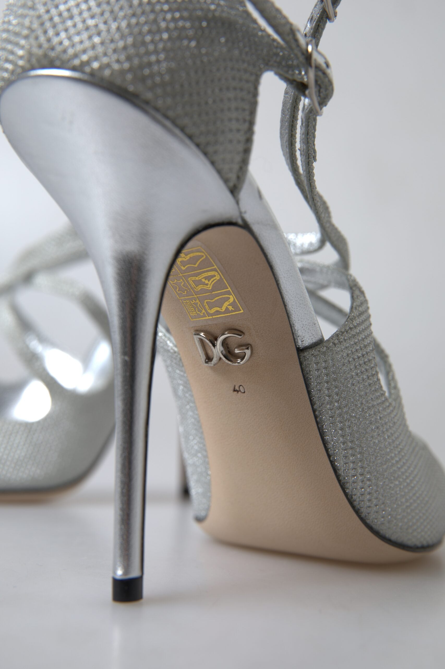 Sandales à talons Dolce & Gabbana argentées avec brillance, chaussures élégantes en cuir brillant pour femme.