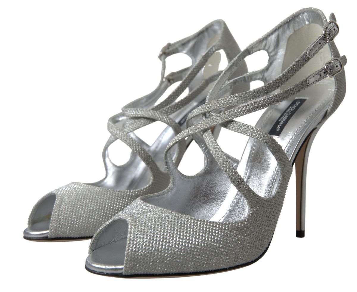 Sandales à talons Dolce & Gabbana argentées avec brillance, chaussures élégantes pour femmes, vue en gros plan.