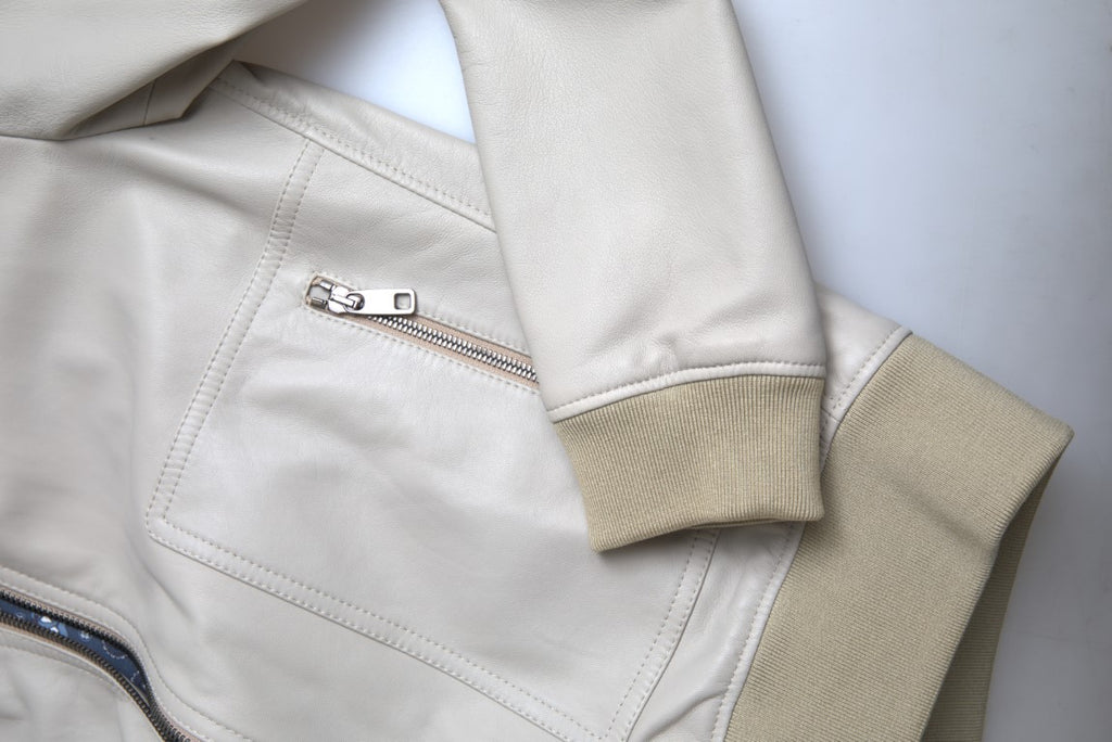 Blouson bomber en cuir crème Dolce & Gabbana avec fermeture éclair intégrale, style élégant et moderne.