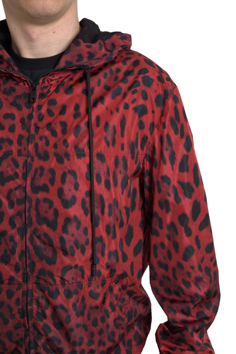 Veste bomber à capuche Dolce & Gabbana rouge avec motif léopard, fermeture éclair pleine longueur, détails de mode élégants.
