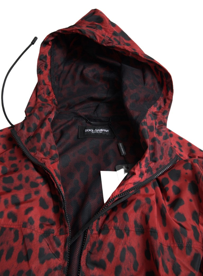 Veste bomber à capuche Dolce & Gabbana rouge à motif léopard avec fermeture éclair pleine longueur.