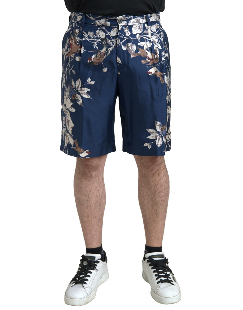 Shorts bermuda en soie à motif floral bleu de Dolce & Gabbana pour homme, avec design élégant et tissu léger.