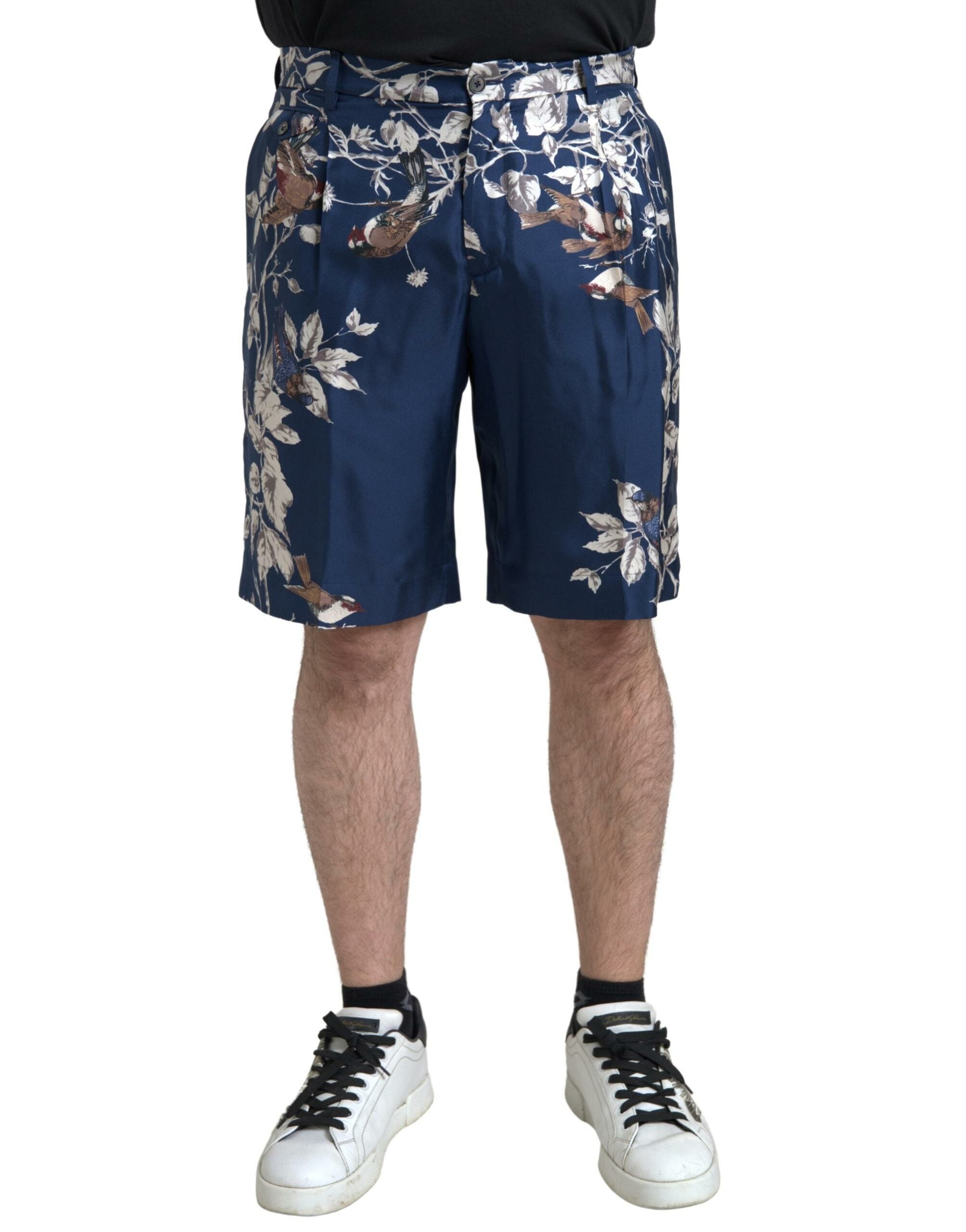 Shorts bermuda en soie à motif floral bleu de Dolce & Gabbana pour homme, avec design élégant et tissu léger.