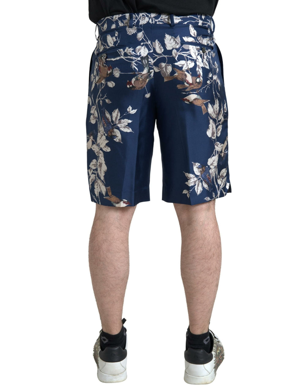Shorts bermuda en soie à fleurs bleues de Dolce & Gabbana, style masculin, motif floral, tissu léger et élégant.