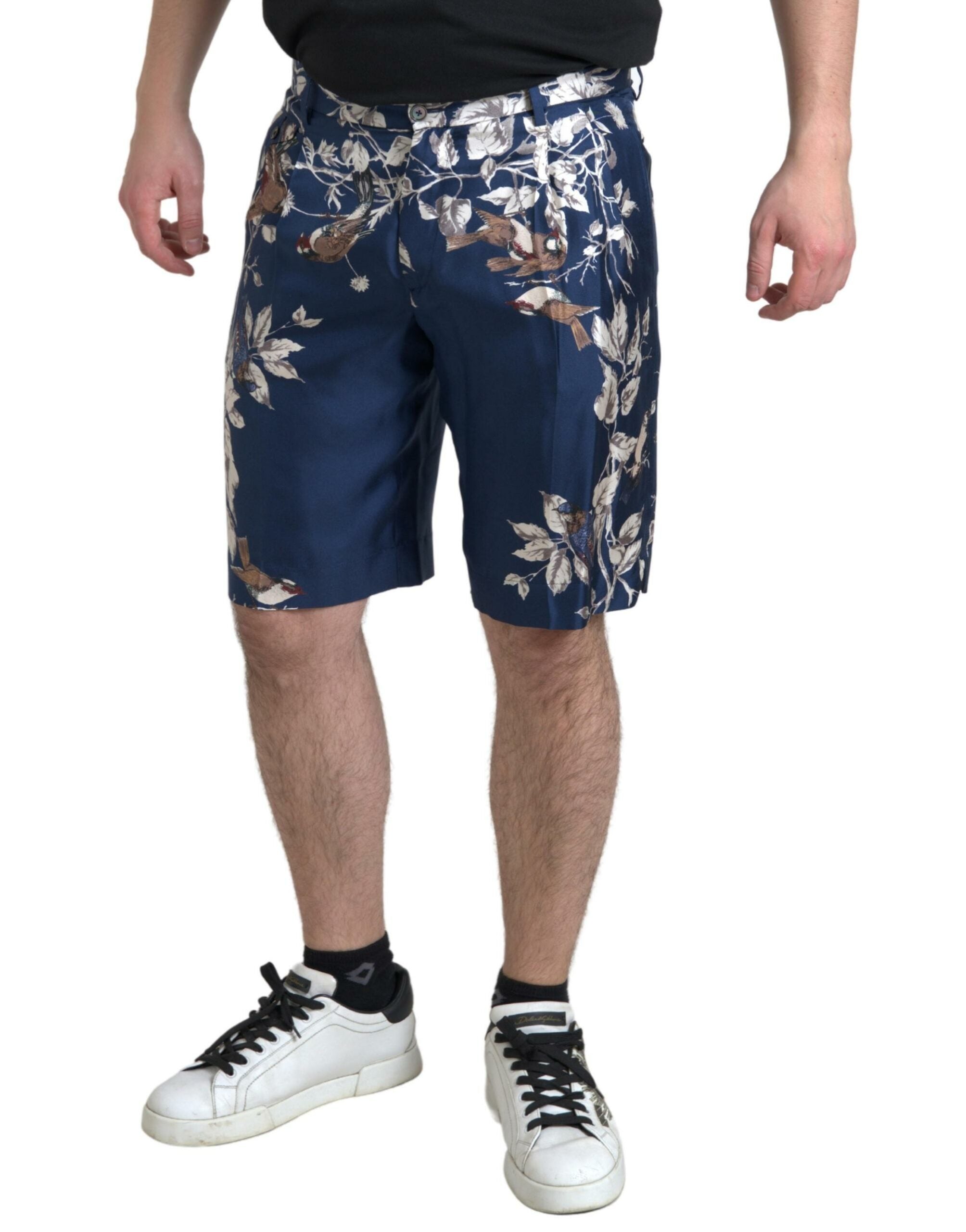 Shorts bermuda en soie à motif floral bleu de Dolce & Gabbana pour hommes, style élégant et confortable.