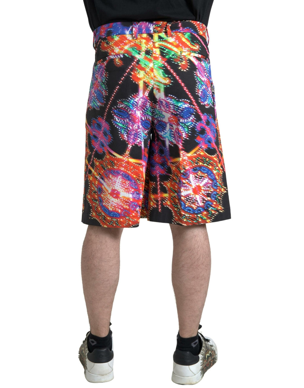 Shorts bermuda pour hommes en coton imprimé multicolore de Dolce & Gabbana, avec motif coloré et style décontracté.