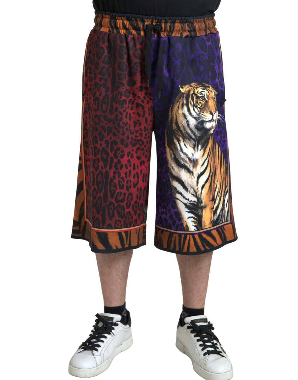 Shorts Bermuda pour homme Dolce & Gabbana avec motif tigre multicolore, tissu léger et style élégant.