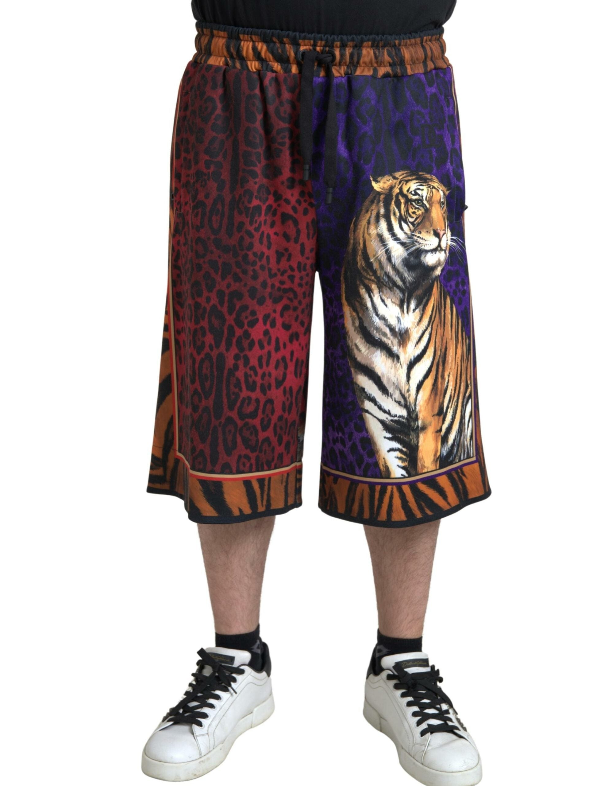Shorts Bermuda pour homme Dolce & Gabbana avec motif tigre multicolore, tissu léger et style élégant.