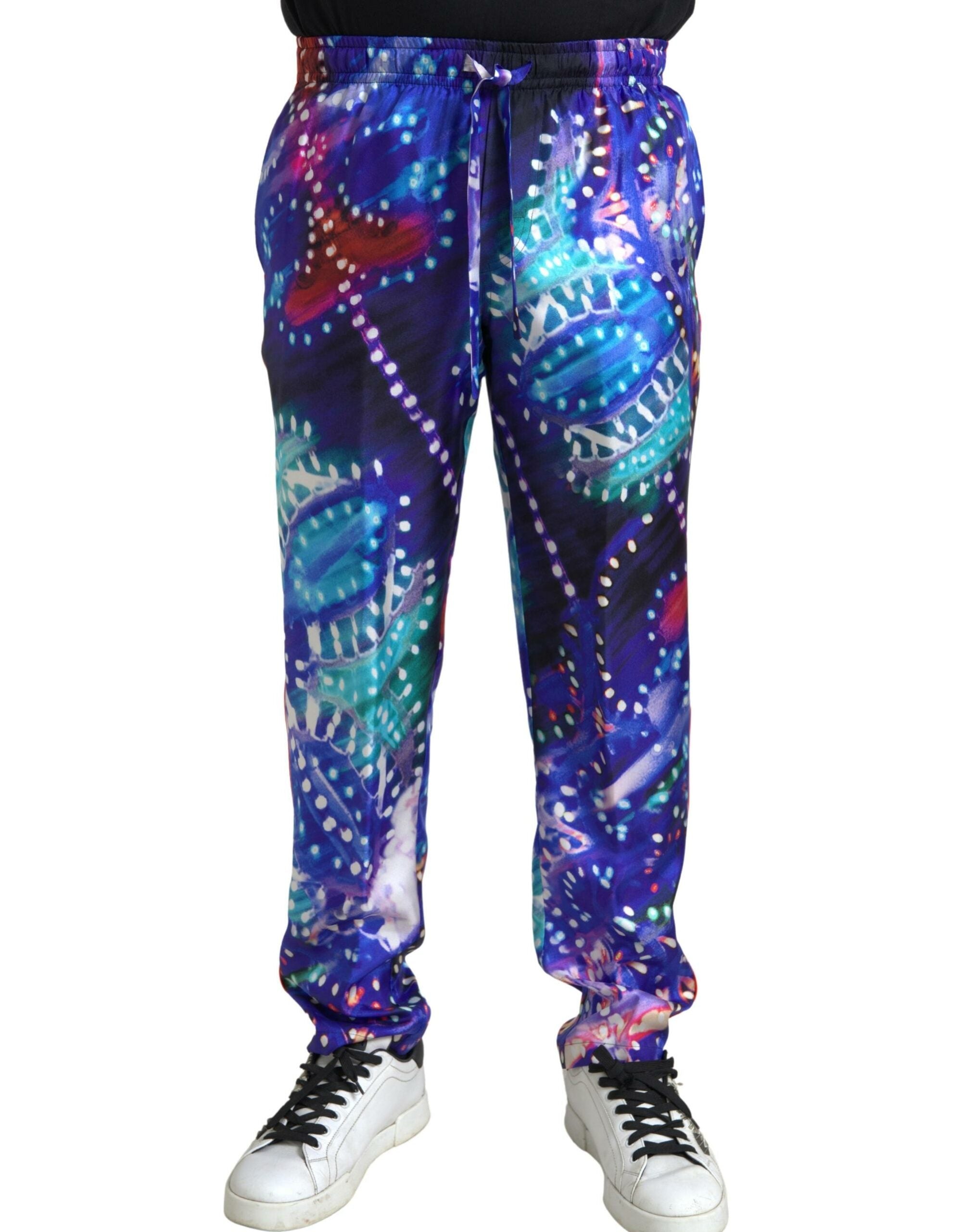 Pantalon homme en soie multicolore imprimée de Dolce & Gabbana avec un style élégant et moderne.