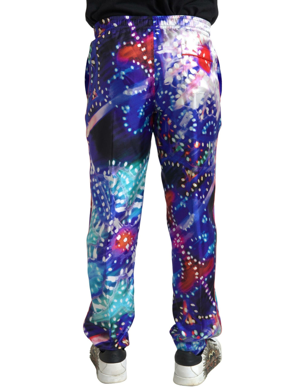 Pantalon homme en soie multicolore à imprimé Dolce & Gabbana, style élégant et coloré, vue de face.