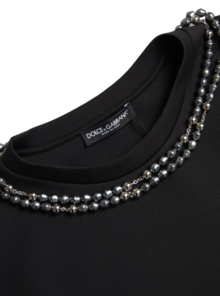 T-shirt noir Dolce & Gabbana avec collier orné de polyester, design élégant et tendance, porté sur mannequin blanc.