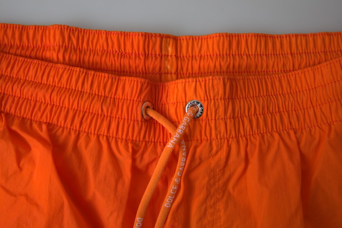 Shorts de bain Dolce & Gabbana à dégradé orange et bleu, maillot de plage pour homme, style élégant et coloré.