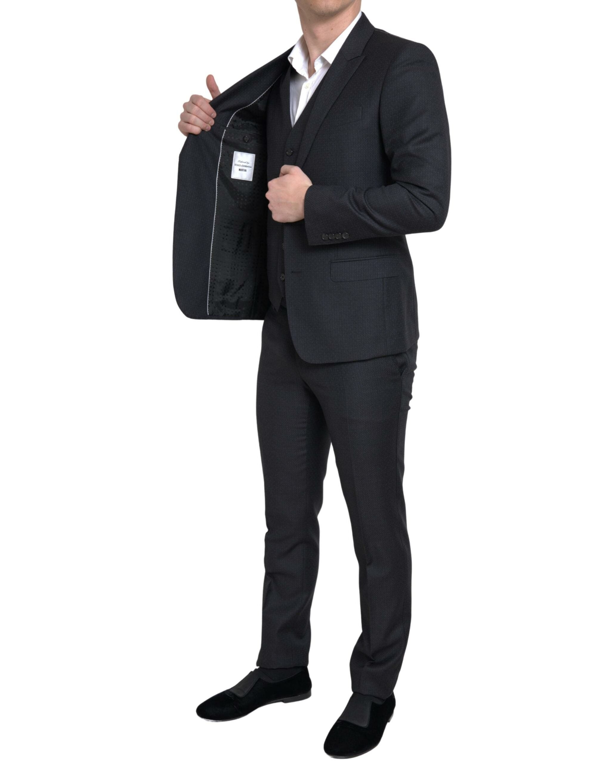 Costume noir Dolce & Gabbana trois pièces à boutonnière simple pour homme, élégant et sophistiqué, vue de face.