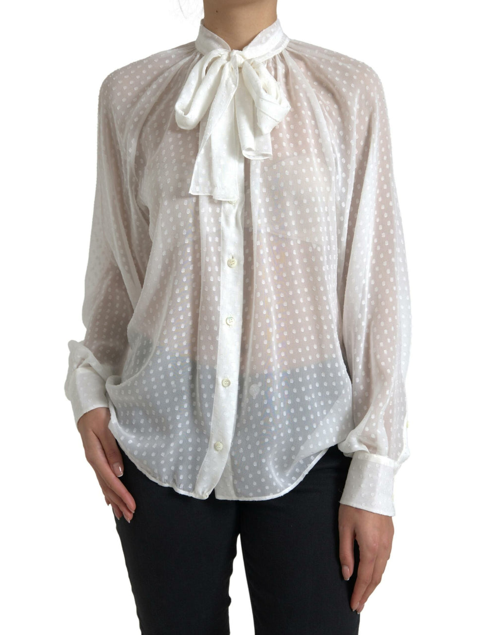 Chemisier en soie blanche Dolce & Gabbana à pois, transparent avec un nœud au col, style élégant et léger.