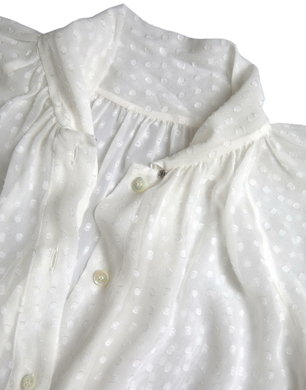Chemise en soie blanche Dolce & Gabbana avec col noué et pois transparents, élégante et légère.