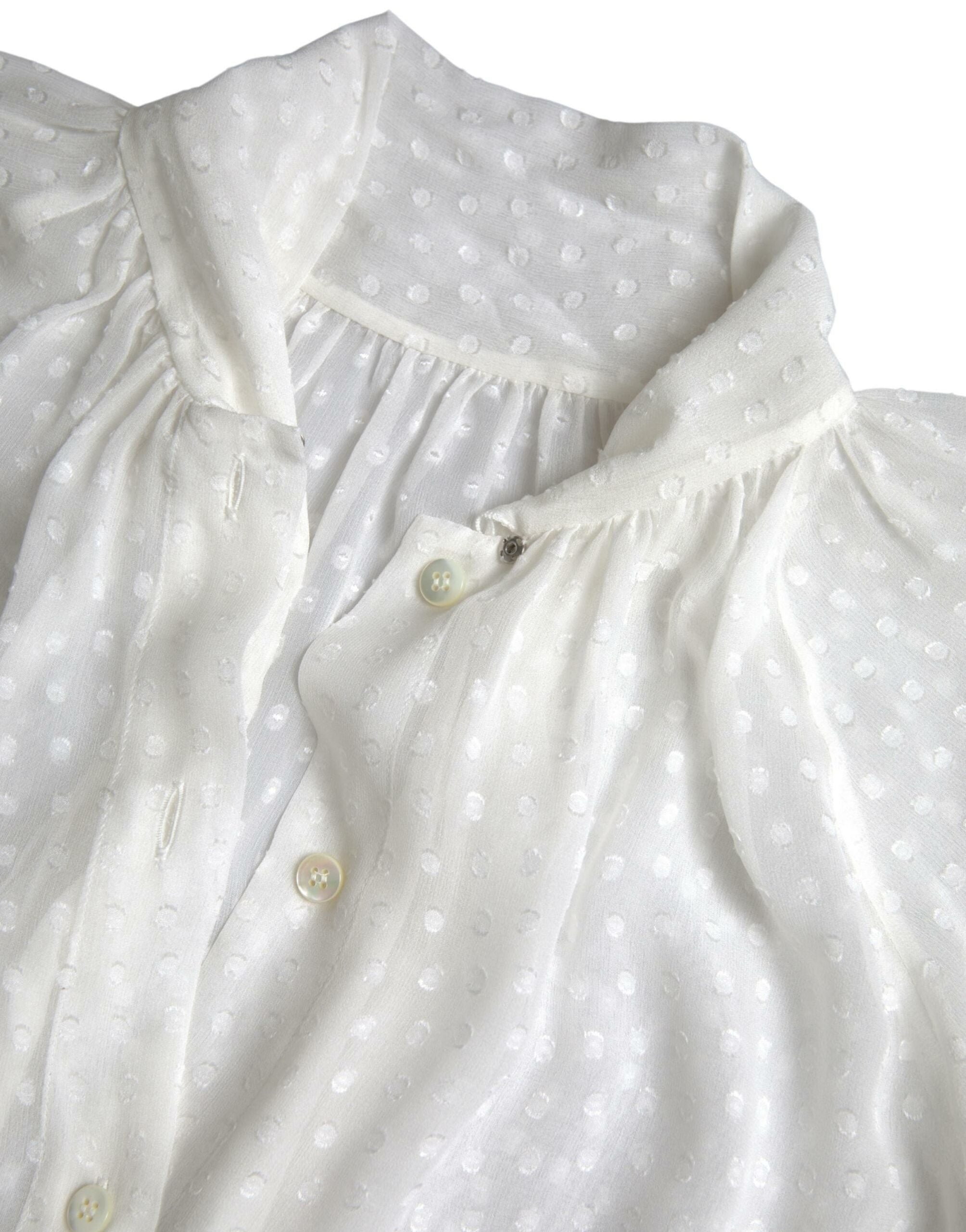 Chemise en soie blanche Dolce & Gabbana avec col noué et pois transparents, élégante et légère.