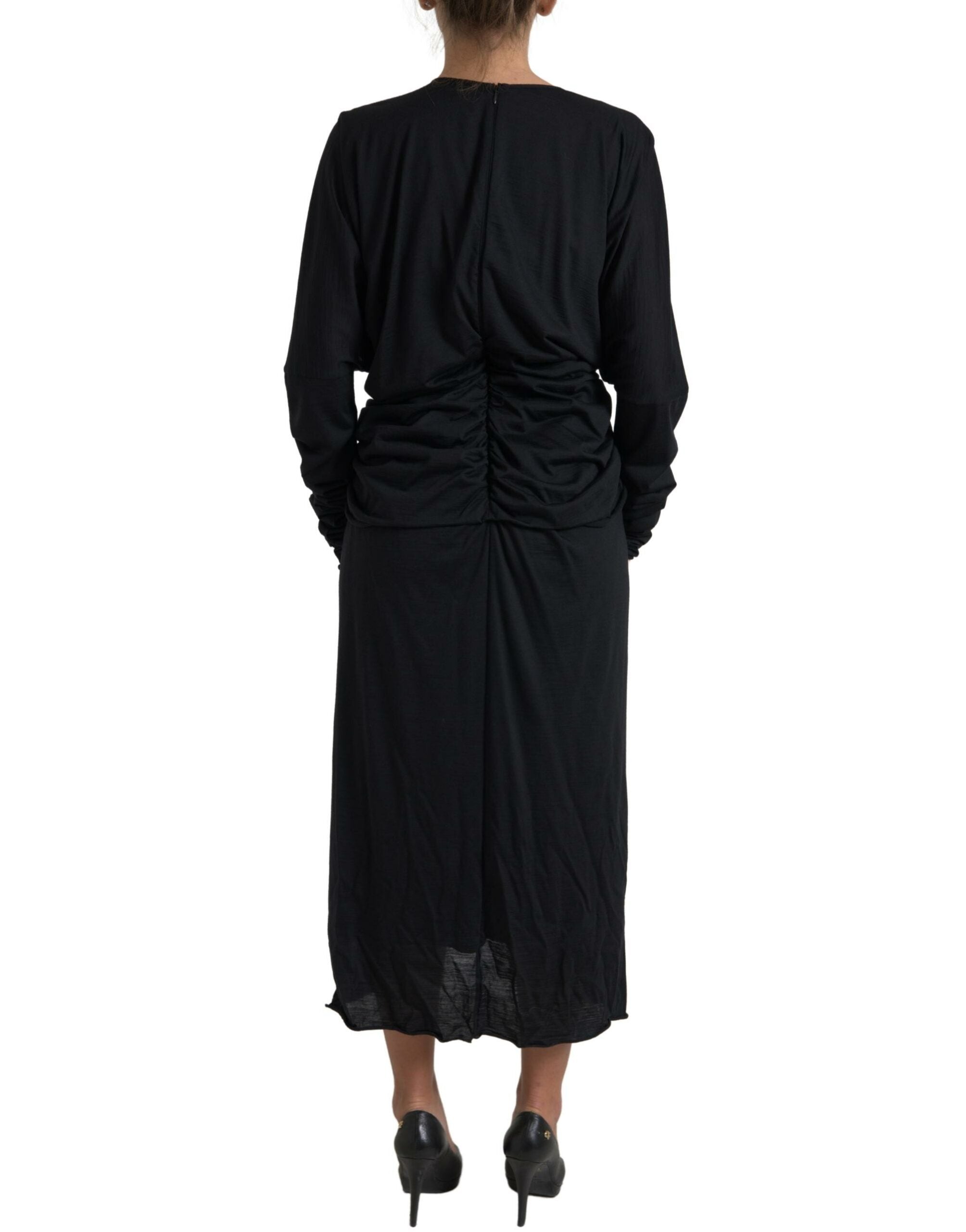 Robe midi Dolce & Gabbana en laine noire, coupe enveloppante et élégante, portée pour une allure sophistiquée.
