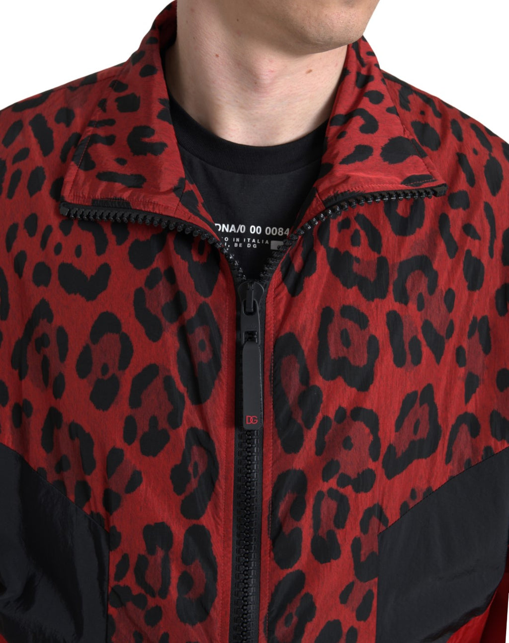 Sweat-shirt en nylon rouge à motif léopard Dolce & Gabbana avec fermeture éclair complète, style tendance et élégant.