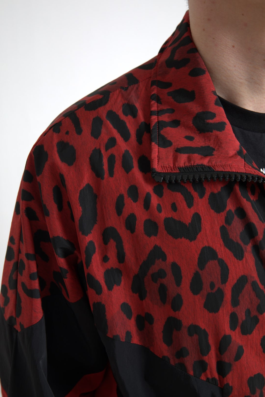 Sweat-shirt en nylon rouge à motif léopard de Dolce & Gabbana, zip intégral et style tendance.