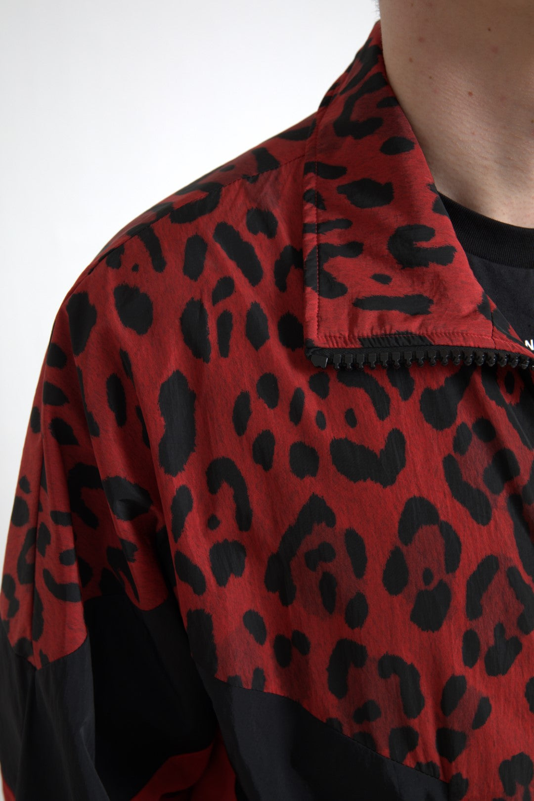 Sweat-shirt en nylon rouge à motif léopard de Dolce & Gabbana, zip intégral et style tendance.