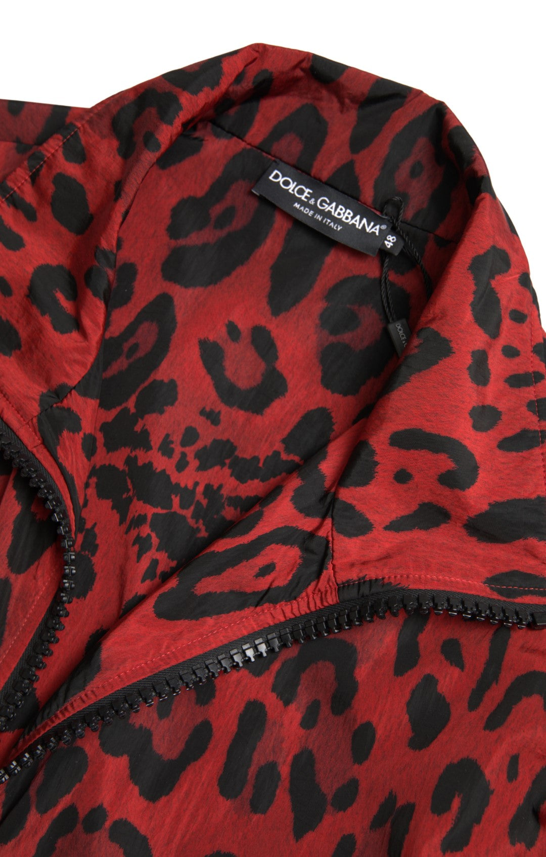 Sweat-shirt Dolce & Gabbana en nylon rouge avec motif léopard et fermeture éclair complète, style casual et tendance.