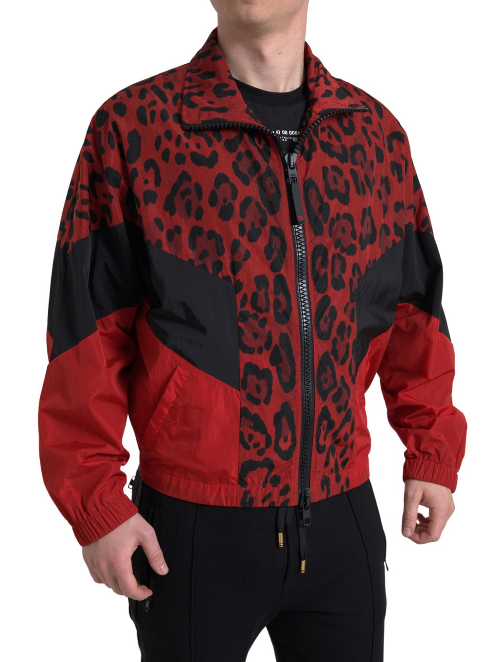 Pull Dolce & Gabbana en nylon rouge avec motif léopard, fermeture éclair complète, style tendance.