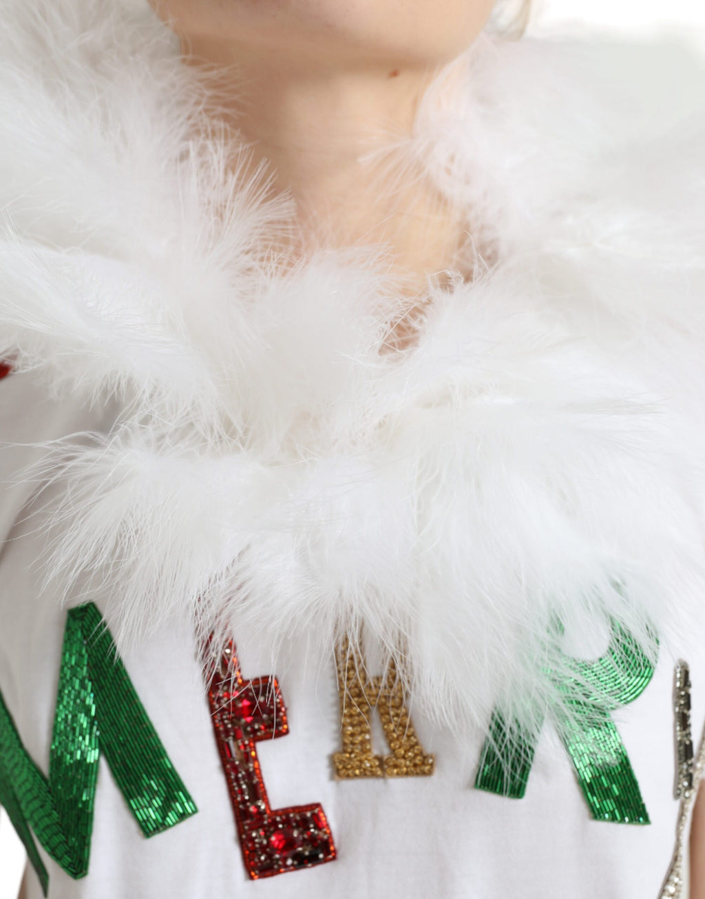 T-shirt blanc en coton Dolce & Gabbana avec sequins de Noël et détails en fourrure, mode festive et élégante.